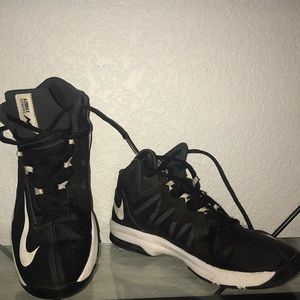 Basketball shoes